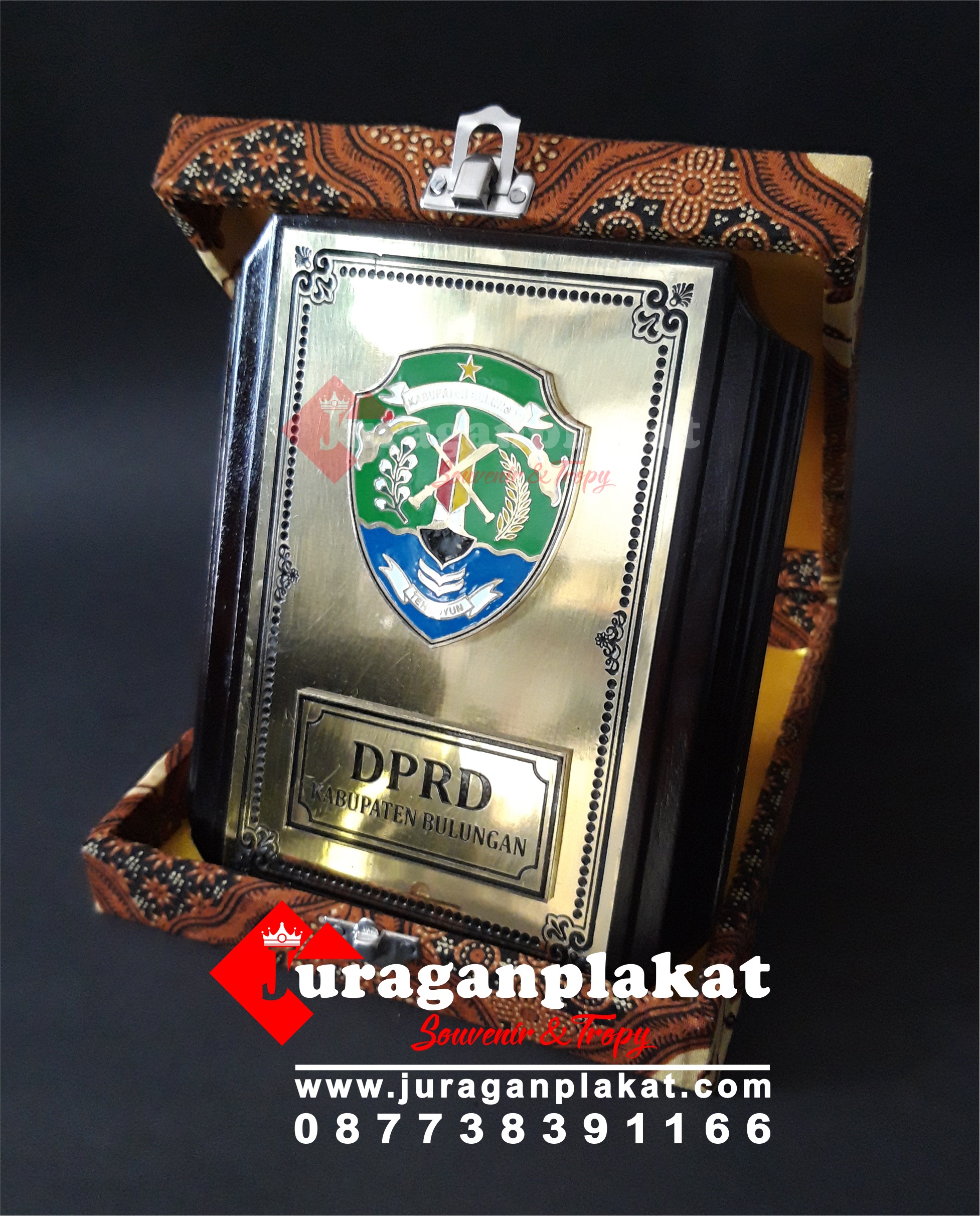 PLAKAT KAYU BOX DPRD 20